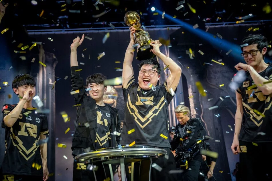 uzi-earns-prestigious-spot-in-league-of-legends-hall-of-legends