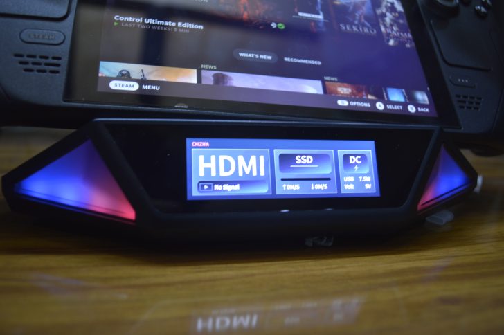 Steam Deck displaying options on a CHIZHA dock with labels HDMI, SSD, and DC indicating No Signal and voltage info.