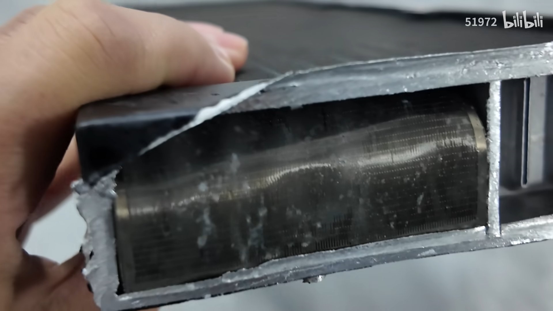 Metal container with exposed coils and bilibili 51972 text in corner.