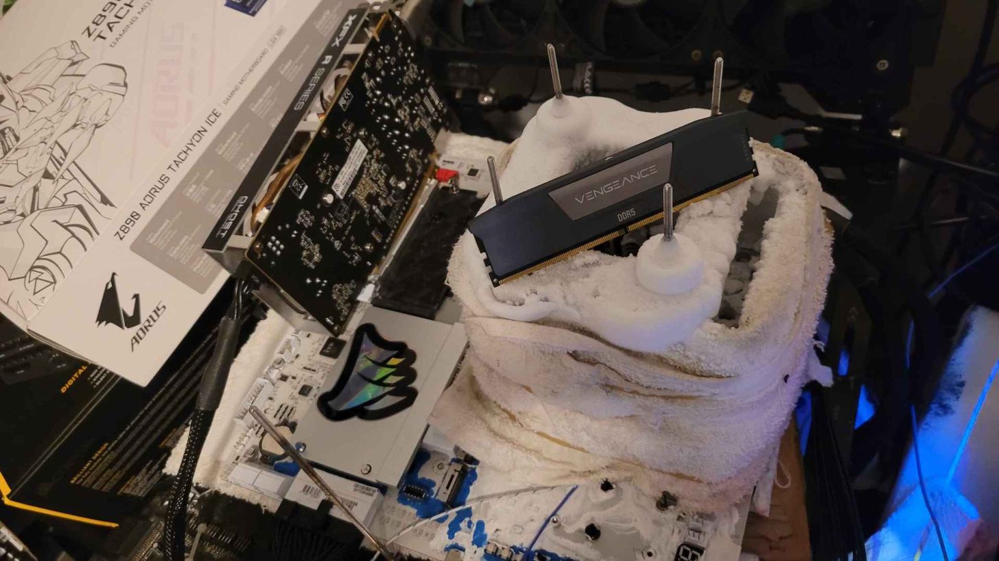 Overclocker Shatters DDR5 Memory Frequency World Record with 13,153 MT/s Achievement