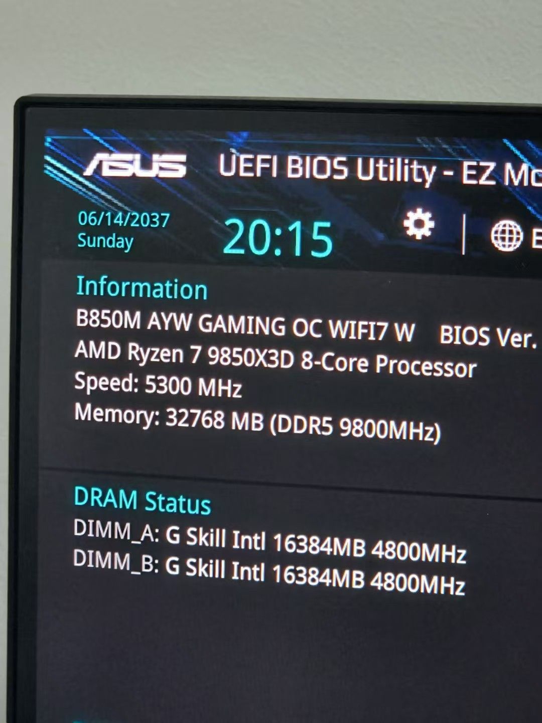 The screen displays the ASUS UEFI BIOS Utility with details of a B850M AYW GAMING OC WIFI7 W motherboard and AMD Ryzen 7 9850X3D 8-Core Processor running at 5300 MHz, with 32768 MB DDR5 9800MHz RAM.